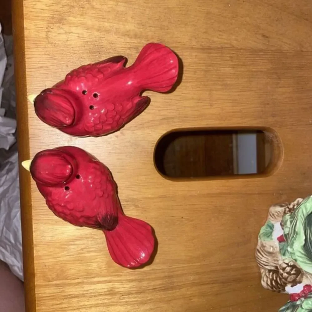 Red Cardinal‎ Salt And Paper Shakers In Holly Leaf Stand